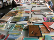 Photo Lire et faire : La photo représente une sélection de livre déposés sur une table